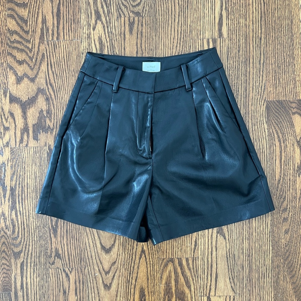 Aritzia Wilfred Vegan Leather Pleated Short in 00